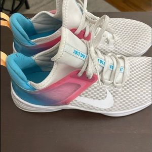 Used Nike tennis shoes size 9.5